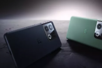 2月22日OnePlus10Pro智能手机在耐久性测试中刚刚弯成两半