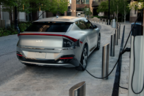 起亚与目前合作为电动汽车车主提供移动充电服务