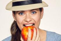 在购买杂货之前吃一个苹果会导致购买更健康的食物