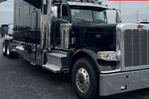 定制2023年Peterbilt389包厨房淋浴间和床花费FerrariPurosangue钱