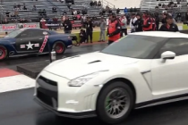 爱国者R35NissanGT-R拖曳GT-R碾过道奇Viper落在GTR68之上