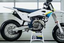 2025款HusqvarnaFS450Supermoto已准备好挑战具有挑战性的越野赛道